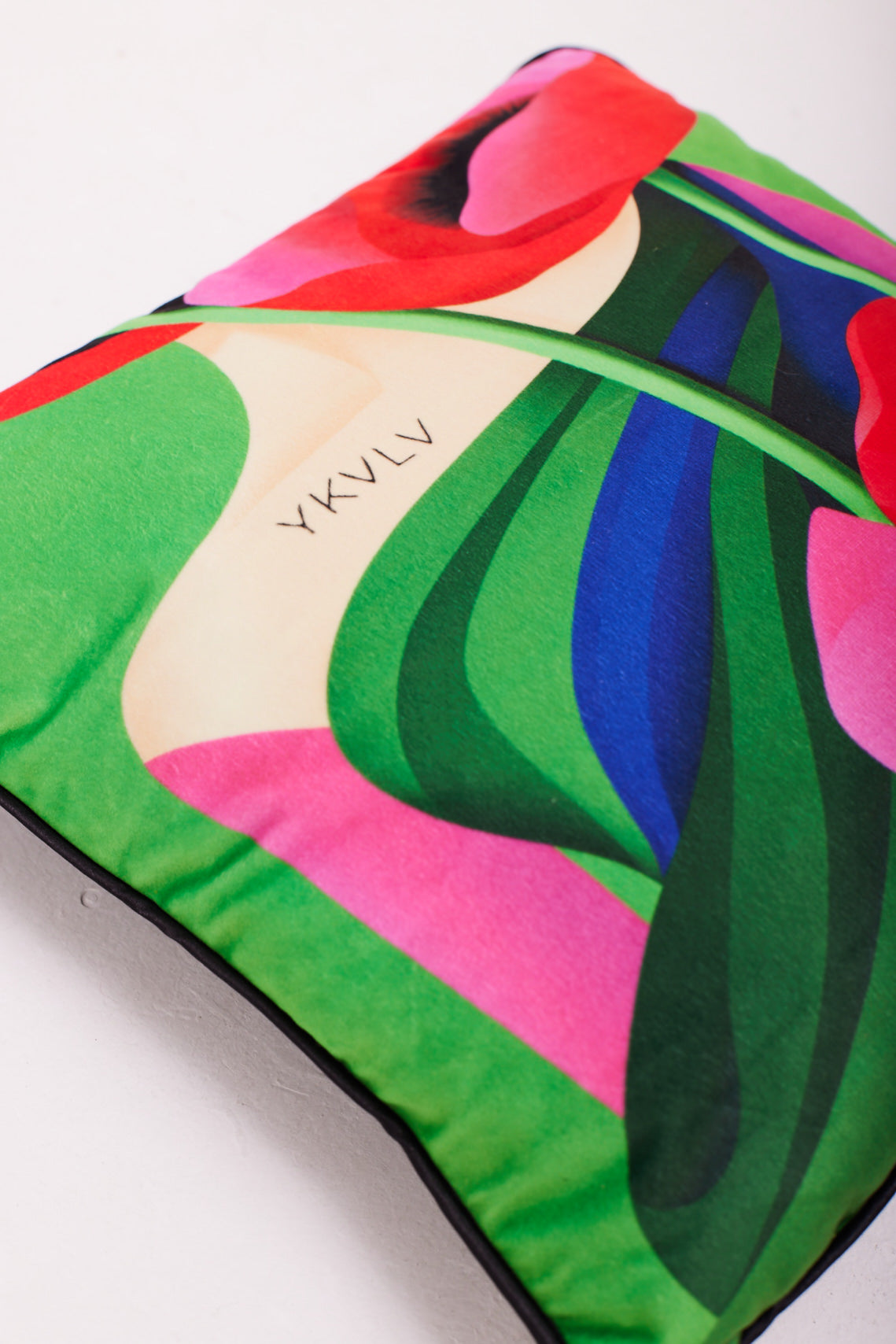 AI-Designed Velvet Pillow – Symbiotic Poppies in Pop Art