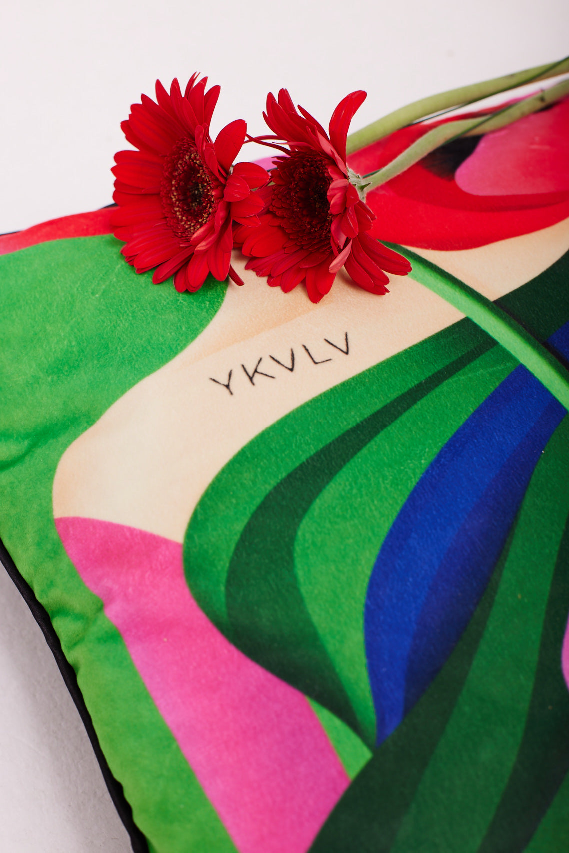 AI-Designed Velvet Pillow – Symbiotic Poppies in Pop Art