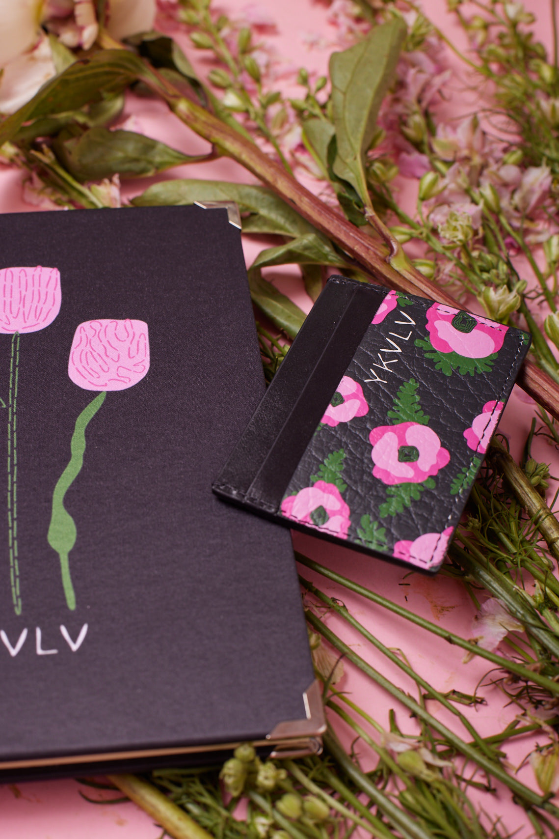 Floral Leather Cardholder – Bold Elegance in Every Detail